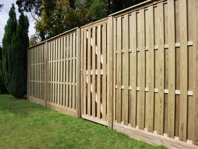Fence repair and paint by Diffal